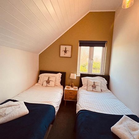 Cotswolds Lakeside Lodge - Nesbitt'S Nest South Cerney Ngoại thất bức ảnh