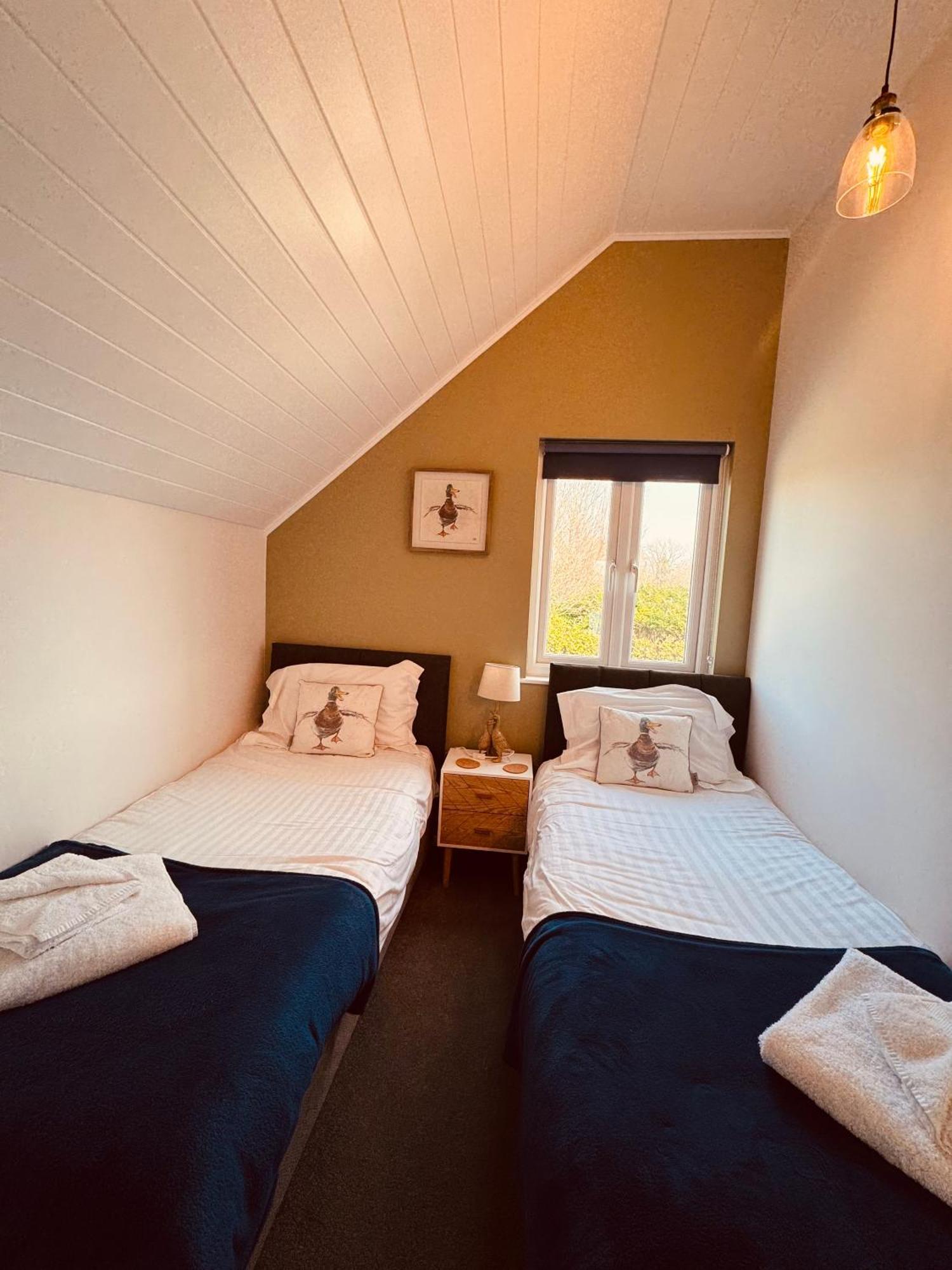 Cotswolds Lakeside Lodge - Nesbitt'S Nest South Cerney Ngoại thất bức ảnh